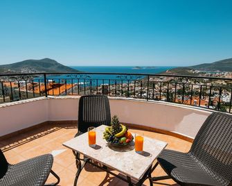 Spacious Villa with WiFi, A/C, Private Pool and Rooftop Terrace Licence 07-540 - Kalkan - Balkon