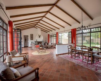 Sunbird Cottage, Exclusive Cottage located on 18 hole Golf course, Tanzannia - Arusha - Salon
