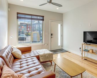 3-Story Philly Townhouse 2 Mi to University City! - Philadelphia - Oturma odası