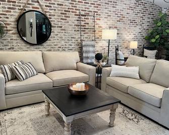 Close to DFW airport, sport venues, steps to running /bicycling trail & shopping - Bedford - Living room