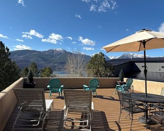 Beautiful Serene Log-Adobe House Overlooking Twin Lakes - New Trex Deck!! - Twin Lakes (Lake County) - Balcón