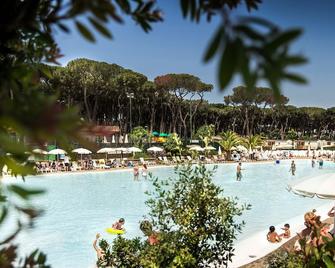 Fabulous Village - Rome - Pool