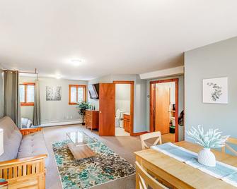 Secluded home surrounded by woodland w/kitchenette, free WiFi - near trails - Stowe - Wohnzimmer