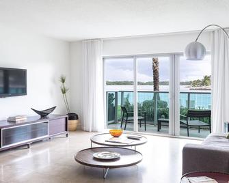 2 Bedroom - 2 Bath Canal Front, Balcony Steps from Bal Harbour Beach - Bal Harbour - Wohnzimmer