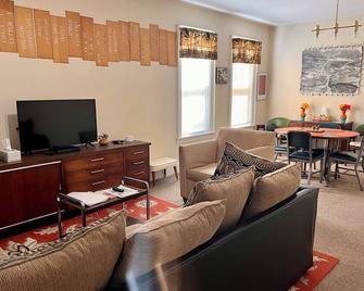 Falls Retreat - Walk to the Falls, the Casino and all Downtown Restaurants - Across from the Aquarium - Niagara Falls - Living room