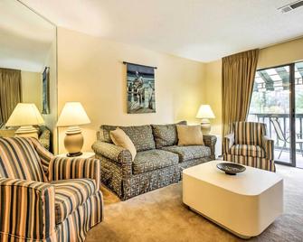 Niceville Condo with Pool Access Less Than 8 Mi to Destin! - Niceville - Living room