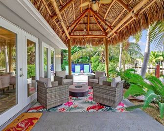 Flirty Flamingo Colorful Waterfront Escape w Pool - Wilton Manors - Patio