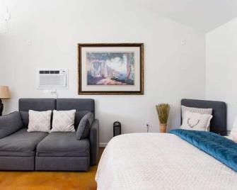 Private Countryside Cottage by Whitetail Rentals - Brushy Creek - Bedroom