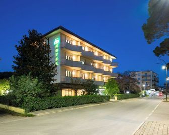 Hotel Parco dei Pini - 100mt dal Mare - Фоллоніка - Будівля
