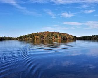 Must See - Beautiful Lakefront Cabin Retreat - Pet Friendly - Private Lake! - Stone Lake - Vista del exterior