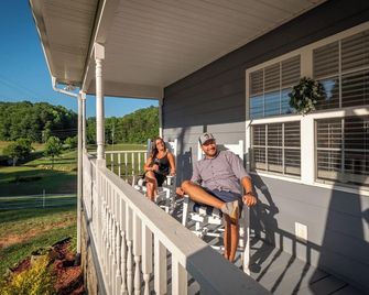 Ellijay Sheep farmhouse experience! Farm stay, explore, feed the animals - Ellijay - Balcón