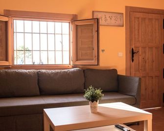 Rural House El Olmo Guadalajara. Rest in the middle of nature - Casa de Uceda - Pokój dzienny