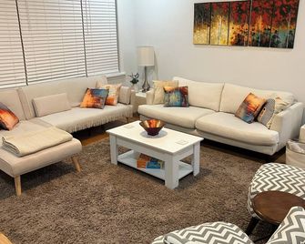 3-Bedroom 2-Bath House In Quiet Flushing - Wifi, Ac, Fully Furnished + 1 Parking - Queens - Stue