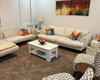 3-Bedroom 2-Bath House In Quiet Flushing - Wifi, Ac, Fully Furnished + 1 Parking - קווינס - סלון