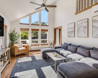 Tranquil Mountain Getaway - Glenwood Springs - Living room