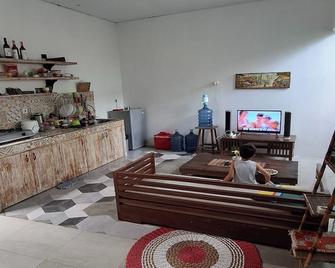 Bring In House Yogyakarta - Yogyakarta - Living room