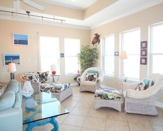 056 Jack's Shack 4 Bedroom Home by RedAwning - Dauphin Island - Living room