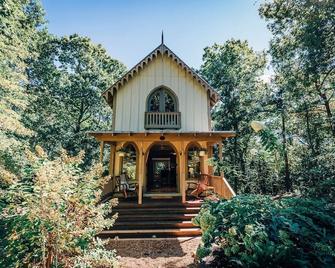 Escape to magical wooded cottage with hot tub - Irvington - Edificio