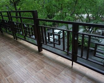 Loei Huen Hao Hug Home&Resort - Loei - Balcón