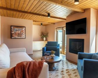 Hotel Willa - Taos - Living room