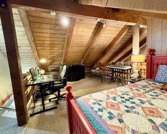Two Adjacent Cabins near Silverwood with Vintage Ice Cream Parlor & Movie Theater - Spirit Lake - Habitación