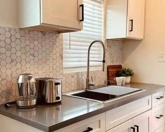 Central Apt / Garage & Laundry Near Lax & Beaches - Lawndale - Kitchen