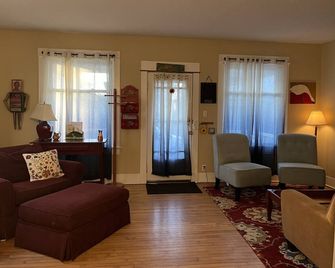 Walk to town & Silver Beach, All fall available. - Saint Joseph - Sala de estar