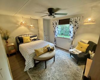 Cozy hideaway on your own corner of our homestead - Adamstown - Bedroom