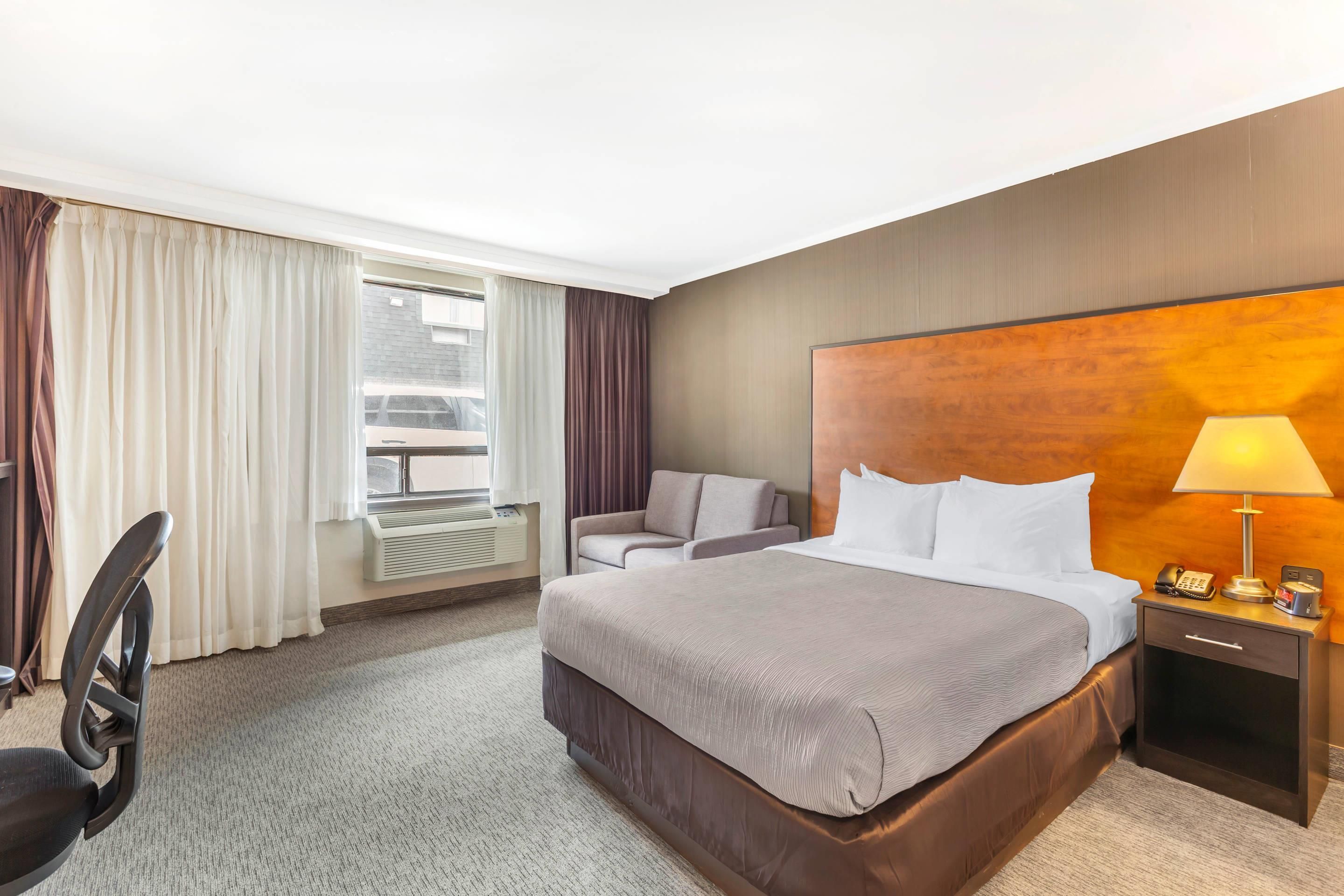 Quality Inn Toronto Airport thumbnail 3