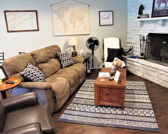 Windsor Heights Guest Suite - Galax - Living room