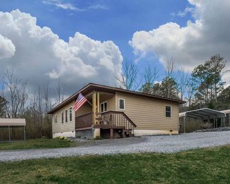 Mid-Lake Perfection w/ a Covered Boat Port w/ Power - Pets - Scottsboro - Building
