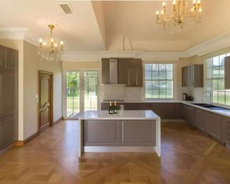 Luxury Waterfront property on Wallis Private Island Forster w/ fishing, hiking - Forster - Kitchen