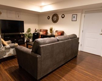 Peaceful + Cozy Maple Ridge Hideaway | Home Away from Home - Maple Ridge - Living room