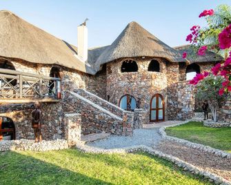Eagle Tented Lodge & Spa - Okaukuejo - Vista del exterior