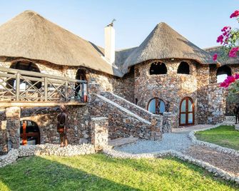 Eagle Tented Lodge & Spa - Okaukuejo - Vista del exterior