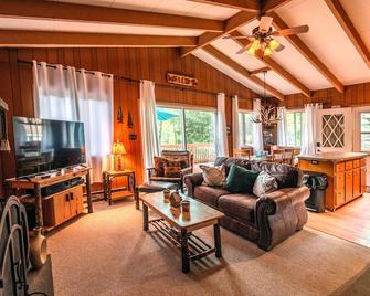 Cabin on the Water in the Poconos Relax @ the lake - Blakeslee - Living room