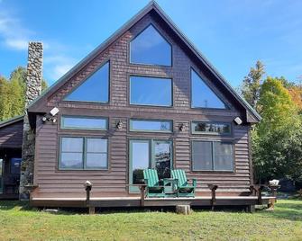 Kingfield Kastle: Stunning Home near Sugarloaf - Kingfield - Gebäude