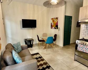 Beautiful 2br Santa Ana Apt-Steps From Casco Viejo - Ciudad de Panamá - Sala de estar