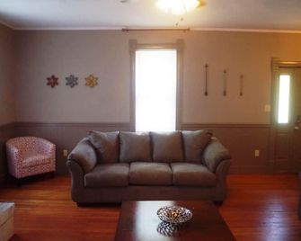 Beautiful historic 3 bed 3 bath Guest House w old stone wine cellar!! - Hermann - Living room