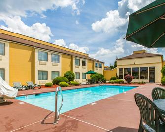 Quality Inn West of Asheville - Canton - Pool
