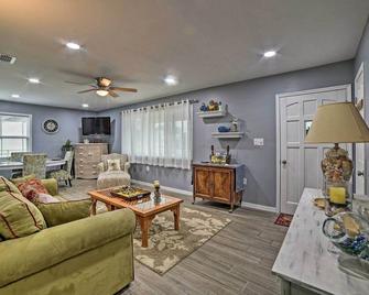 Less Than 3 Mi to South Padre Beach Port Isabel Home - Port Isabel - Soggiorno