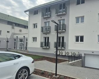 WorkStay Apartment Modern Comfort with Private Parking, Near City Amenities - Kecskemét - Gebäude