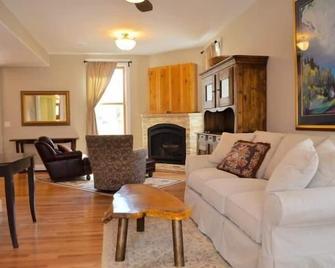 River House Upstream 2 Bedroom Holiday Home By Pinon Vacation Rentals - Salida - Вітальня