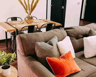 Hip Downtown Loft Walk to River Market and DT - Kansas City - Living room