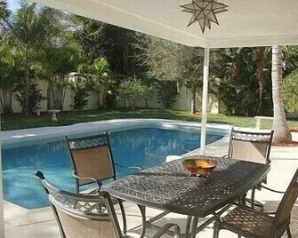 Island Living, Within Walking Distance To Beach Restaraunts Shops Parks Marina - Vero Beach - Pool