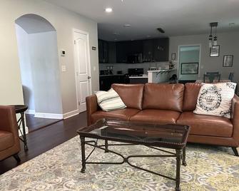 The Cottage at Broad Hill Run Farm - Lenoir City - Living room