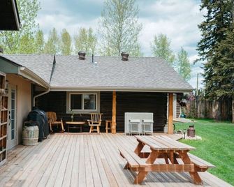 Trapper`s Lodge | Sleeps 6 | Huge Back Yard - Sundre - Patio