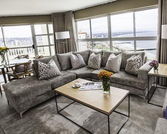 First Group The Palace All-Suite - דורבן - סלון