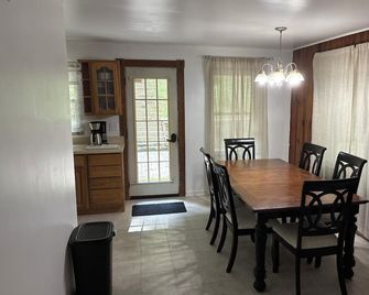 Cozy Family-Friendly 2-Bedroom Lakeview Retreat in Waverly, OH with AC - Waverly - Comedor