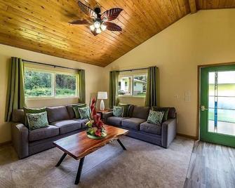 Tropical Island Paradise - Leialoha Cottage - Mountain View - Living room